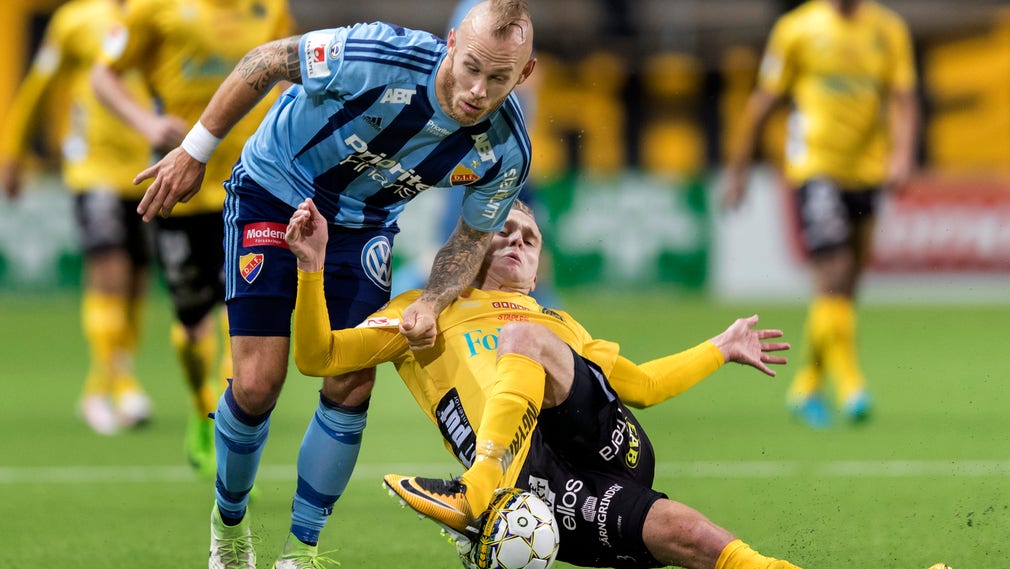 Elfsborgs Adam Lundqvist petar undan bollen för Djurgårdens Magnus Eriksson.
