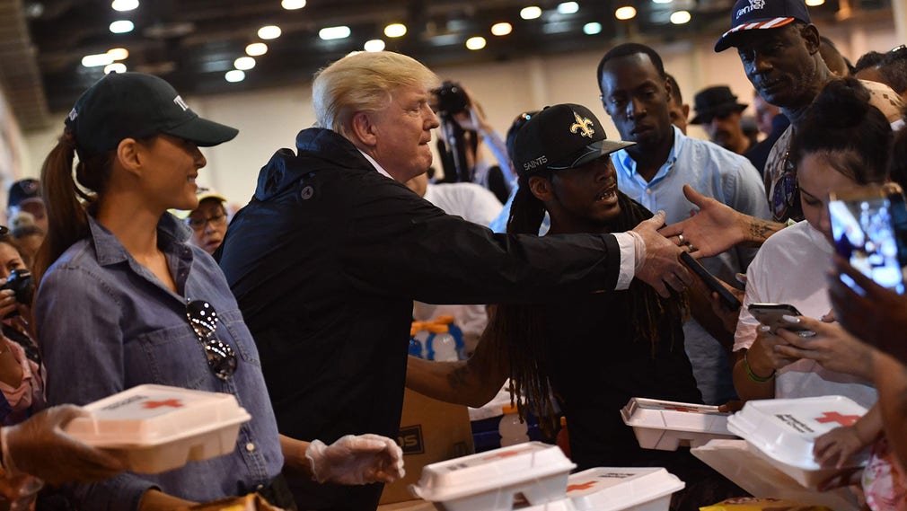 Donald Trump och Melania Trump delar ut mat till personer som drabbats av orkanen Harvey.