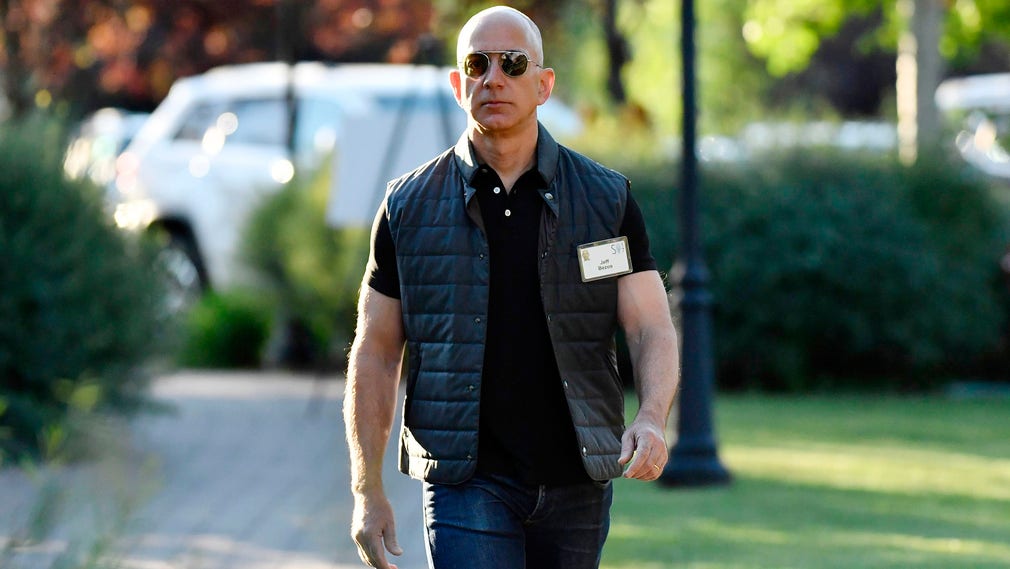 Amazons grundare Jeff Bezos har pumpat upp sig.