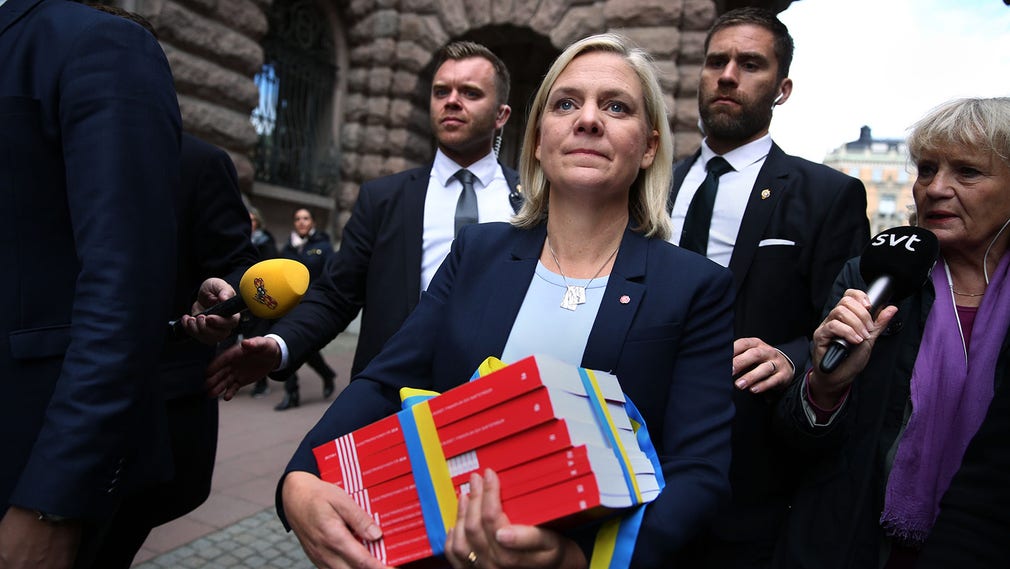 Finansminister Magdalena Andersson tog den traditionella promenaden med regeringens budgetlunta från finansdepartementet till riksdagen i dag.