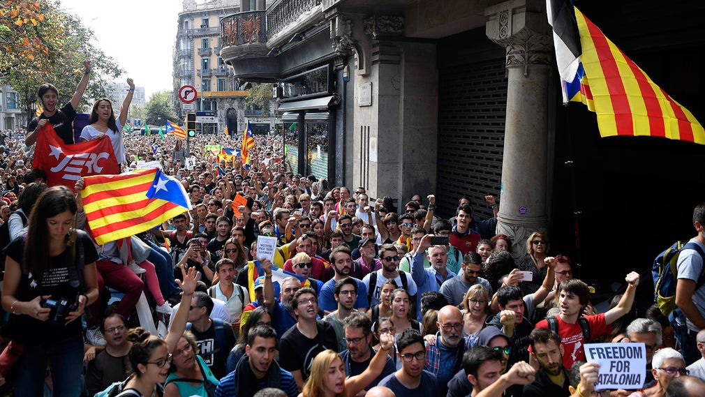 Hundratals demonstranter samlades i dag i Barcelona. Kataloniens självständighetsflagga "Esteladas" syns bland demonstranterna.