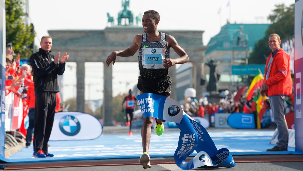 Tätstriden i 2016 års upplaga av Berlin Marathon blev dramatisk. Flera gånger under loppet släppte etiopiern Kenenisa Bekele täten på grund av kramp, men lyckades komma tillbaka och vinna på 2.03,03 – en tid bara sex sekunder över världsrekordet.