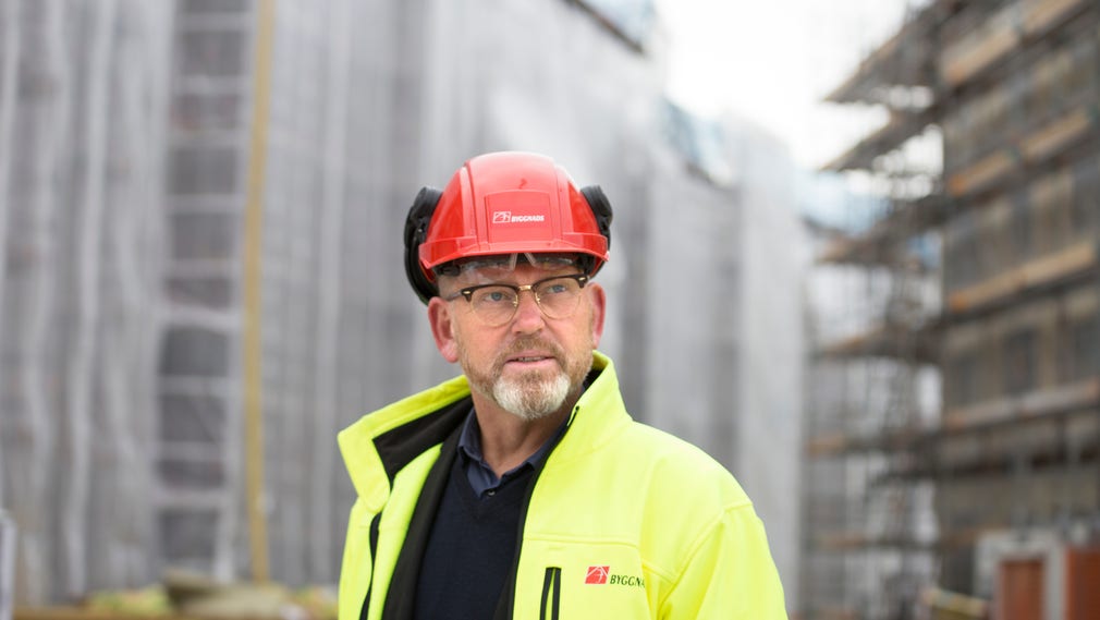LO-förbundet Byggnads förbundsordförande Johan Lindholm är glad över den praktik för outbildade nyanlända utan förkunskaper med månadslön på drygt 15 000 som byggsektorns fack och arbetsgivare i våras avtalade om.
