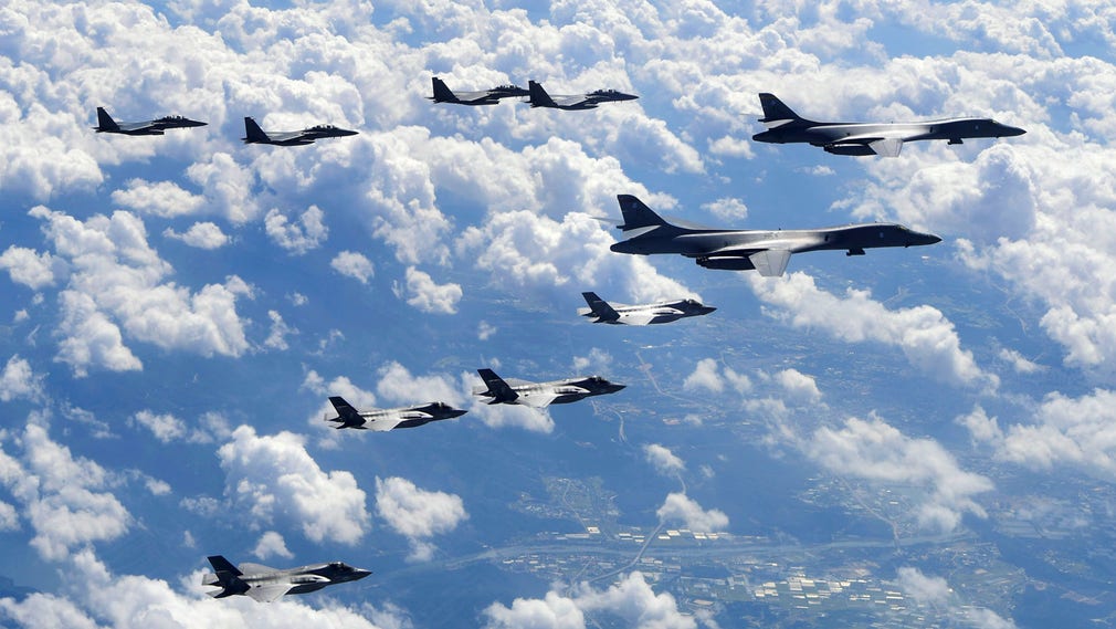 På bilden syns amerikanska bombflygplan av typen B-1B Lancer, amerikanska stridsflygplan av typen F-35B och sydkoreanska stridsflygplan av typen F-15K flyga över Sydkorea i samband med en övning den 18 september i år. Arkivbild.