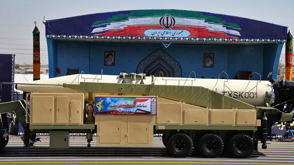 En Khoramshahr-missil visas upp under en militärparad på fredagen.