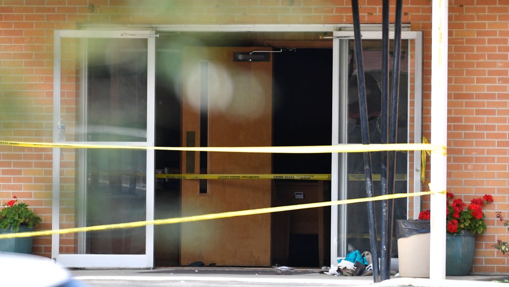 Polisen har spärrat av entrén till Burnette Chapel Church of Christ där den dödliga skottlossningen ägde rum.