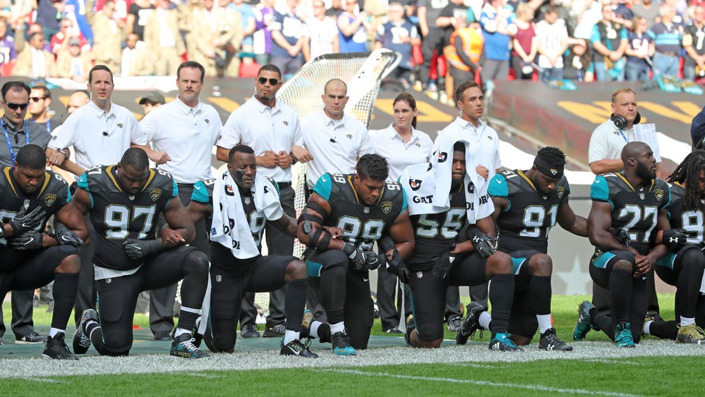 Jacksonville Jaguars spelare gick på söndagen ned på knä i protest inför sitt möte med Baltimore Raven.