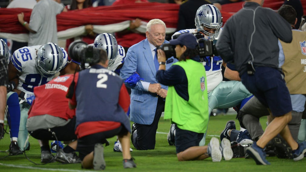 Dallas Cowboys ägare Jerry Jones gick ned på knä med sina spelare inför bortamatchen mot Cardinals i Phoenix.