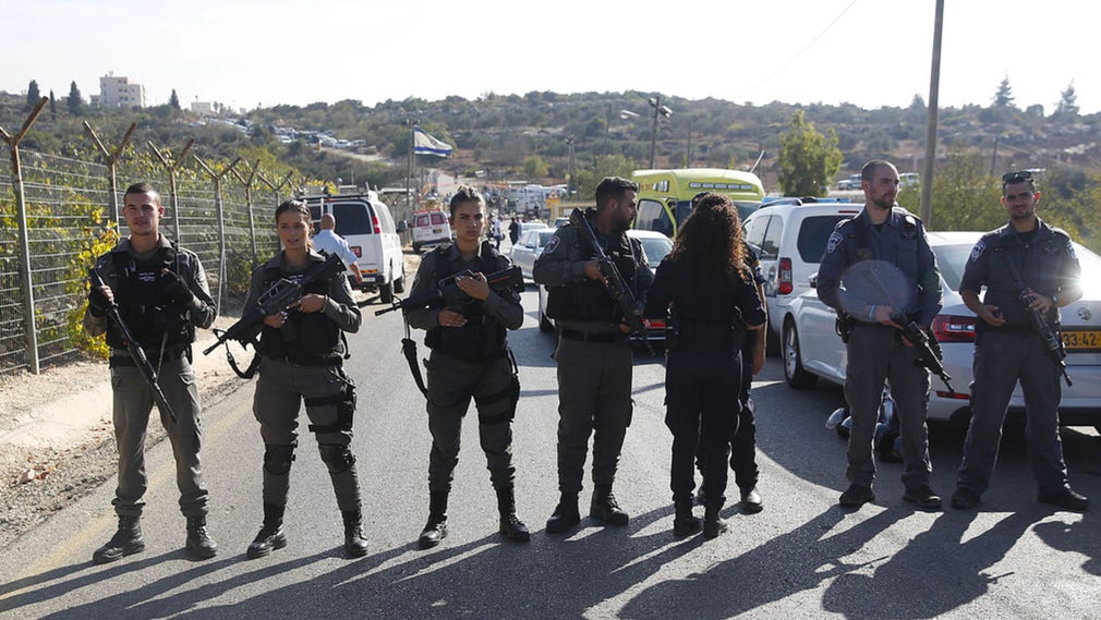 Israelisk polis spärrar vägen till bosättningen Har Adar utanför Jerusalem efter attacken.
