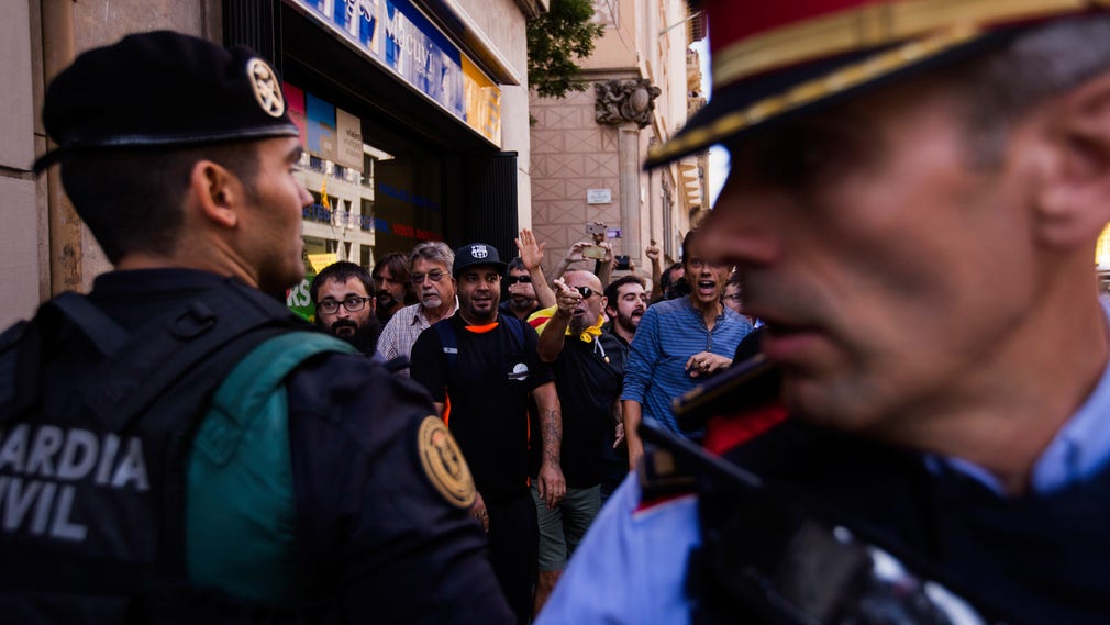 Guardia Civil och regional polis stoppar protester i Barcelona.