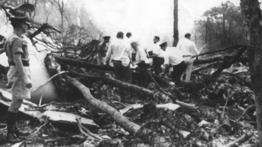 1961-09-19. Flygolyckan med Dag Hammarskjöld. Räddningsmanskap söker efter överlevande i flygplansvraket.