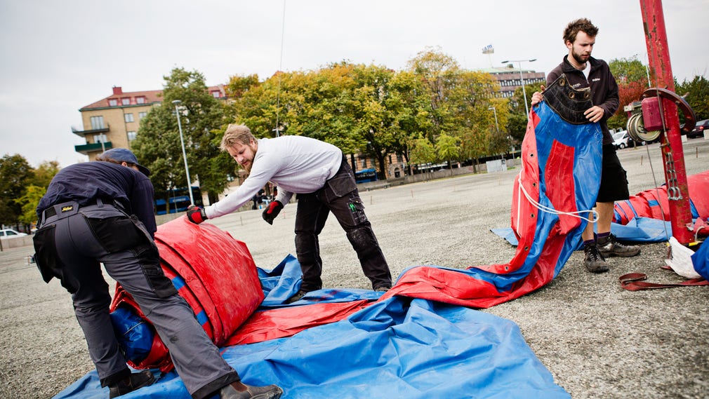 Patrik Nordlund och hans kollegor sätter upp tältet där ETC arrangerar evenemanget Bokmassan.