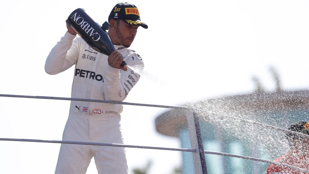 Lewis Hamilton fick fira i Italien.