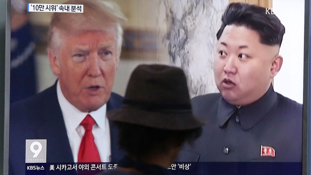 En man tittar på ett sydkoreansk tv-program om Donald Trump och Kim Yong-Un.