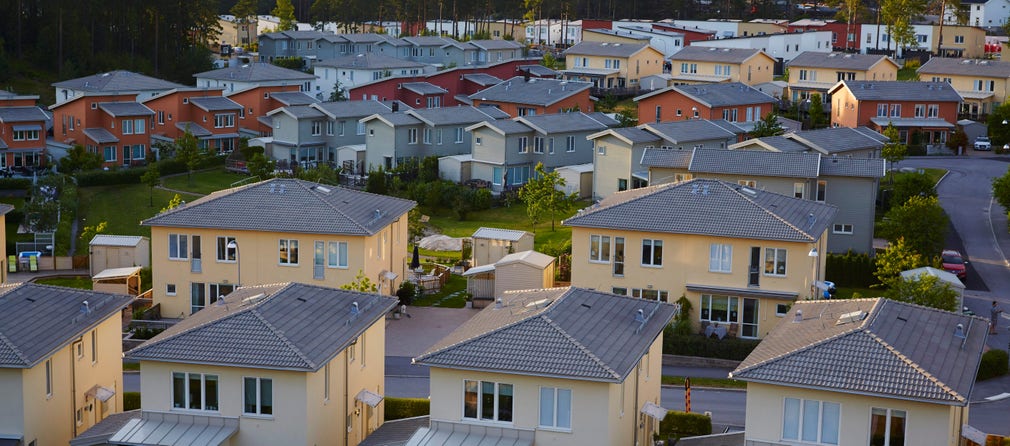För att få någorlunda rättvisa mellan olika bostadstyper framstår därför det taxerade byggnadsvärdet (som i genomsnitt uppgår till 57 procent av taxeringsvärdet) som en lämplig skattebas för småhus, skriver Sven-Olof Lodin.