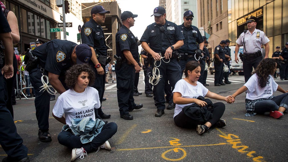 Polis i New York griper demonstranter som försvarar Daca, en reform som innebar att unga invandrare kan stanna kvar i landet och söka arbetstillstånd.
