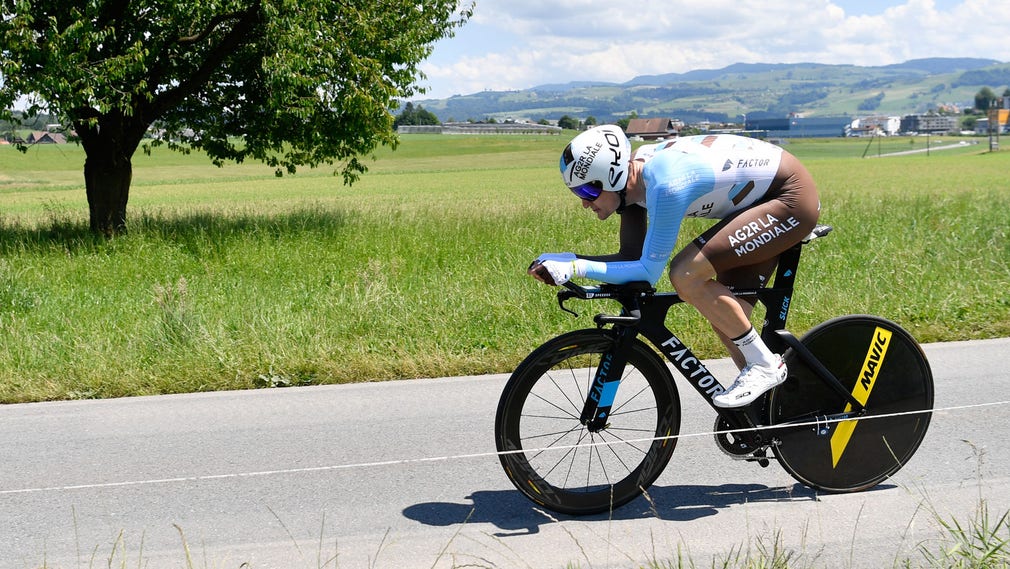 Tysken Nico Denz (bilden) och fransmannen Alexandre Geniez kastas ut ur Vuelta a España på grund av fusk.