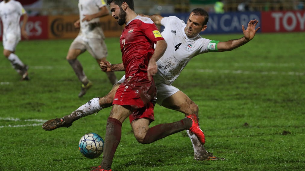 Syriens Omar Khrbin i 2–2-mötet mot Iran. Matchens spelades i Malaysia på grun av kriget i Syrien.