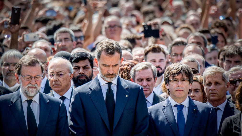Premiärminister Mariano Rajoy, kung Felipe VI och Carles Puigdemont under en minnesceremoni efter terrorattacken i Barcelona i augusti.