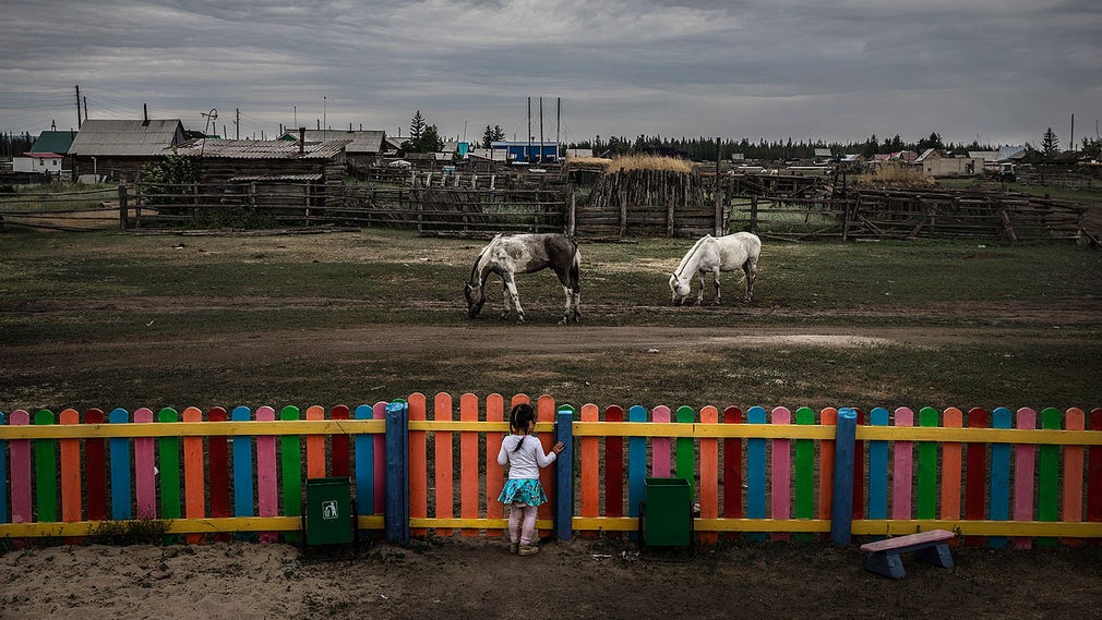 den jakutiska byn Kysyl-Juruje finns det inga stängsel för hästarna. I stället inhägnar man lekplatsen och husen. Den skäckiga hästen till vänster är en kapplöpningshäst, inte en ren jakutier, vilket man ser på kroppsbyggnaden. Jakuthästar är mycket sattare.