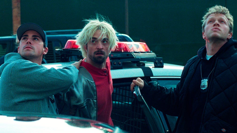 Robert Pattinson i blont rufs spelar bankrånare i ”Good time”.