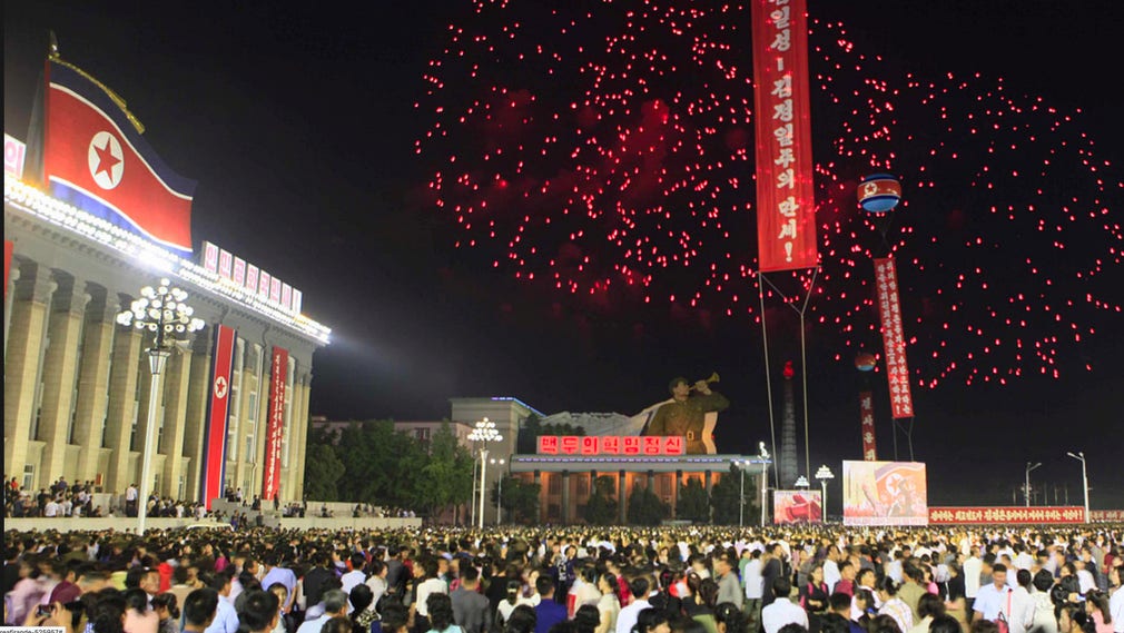 Firandet ägde rum på Kim Il Sung-torget i centrala Pyongyang.