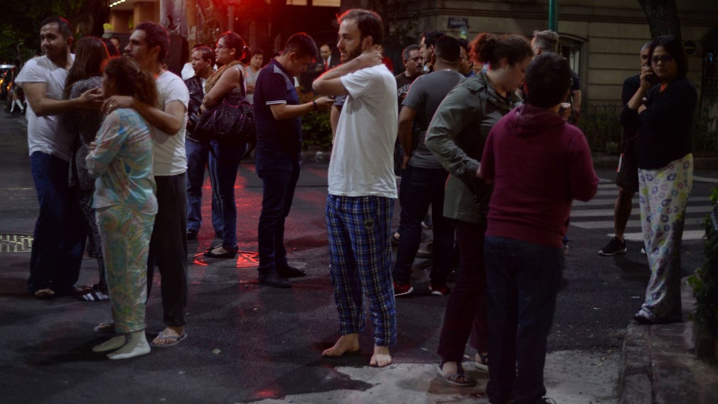 Människor sprang under natten ut i bara pyjamas på gatorna i Mexico City.