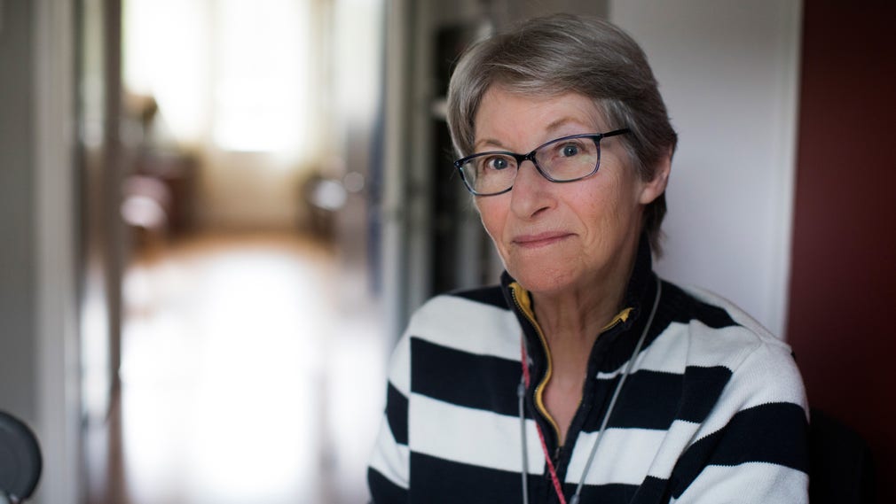 Gunilla Terling Östergren lider av en Parkinsonliknande sjukdom. Hon har skrivit en framtidsfullmakt så att hennes söner kan sköta ekonomin den dag hon själv inte klarar av det.