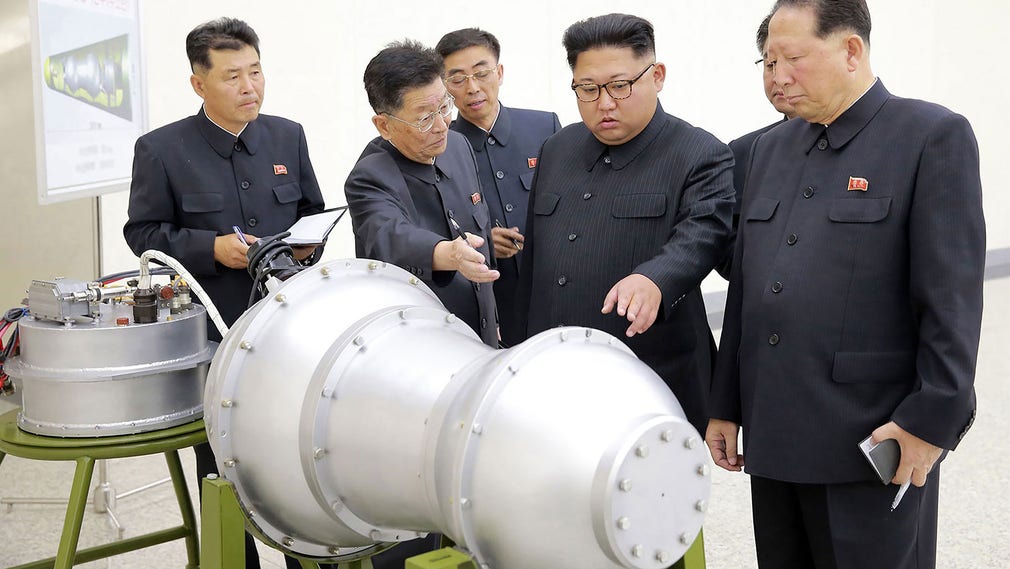 Nordkorea har spridit en bild där Kim Jong Un inspekterar något som påstås vara en vätebomb.