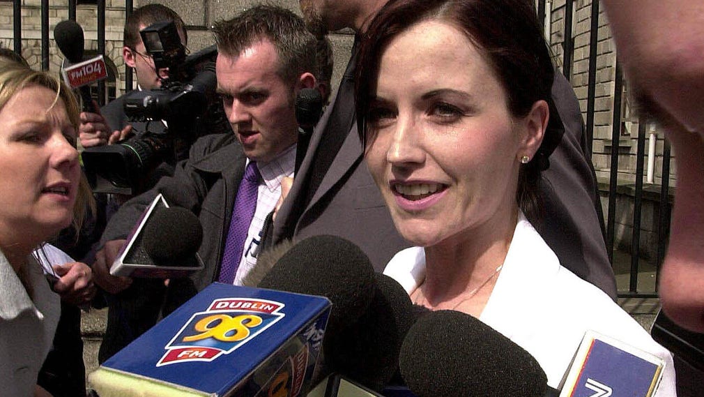 Uppvaktad av pressen efter en friande dom i en irländsk domstol. Dolores O’Riordan och hennes dåvarande man hade 2004 stämts av en tidigare barnflicka för ogiltigt avskedande.