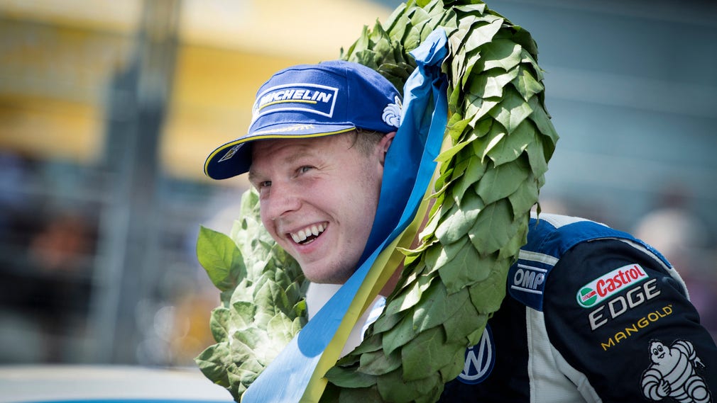 Johan Kristoffersson med lagerkrans efter att ha vunnit STCC race 1 på Solvalla förra året.