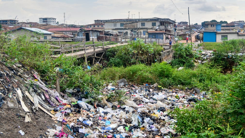 Avfall i en förort till Kumasi, Ghana.