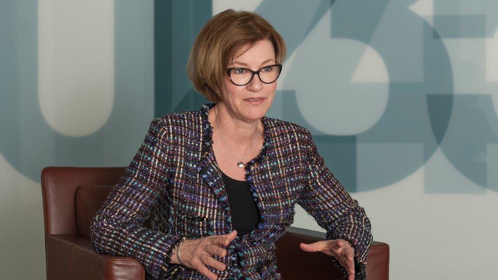 Revisorn Eva Lindström vill ha offentlig debatt om hur EU klarar sina uppgifter.