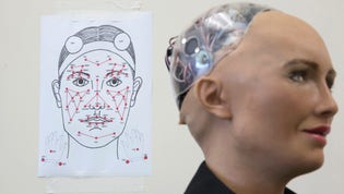 Det finns ingen verklig artificiell intelligens ens på den synliga forskningshorisonten. Fungerande system finns men det är långt kvar till intelligens på mänsklig nivå, skriver Thomas Hellström. Bilden visar den Hongkong-utvecklade AI-roboten Sophia.