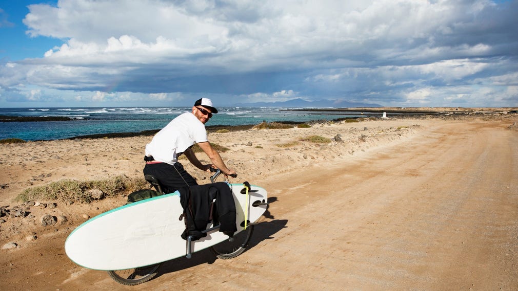 På vägen längs nordkusten mellan Majanicho och fyren El Tóston tar sig surfsugna till sina favoritplatser på olika sätt.
