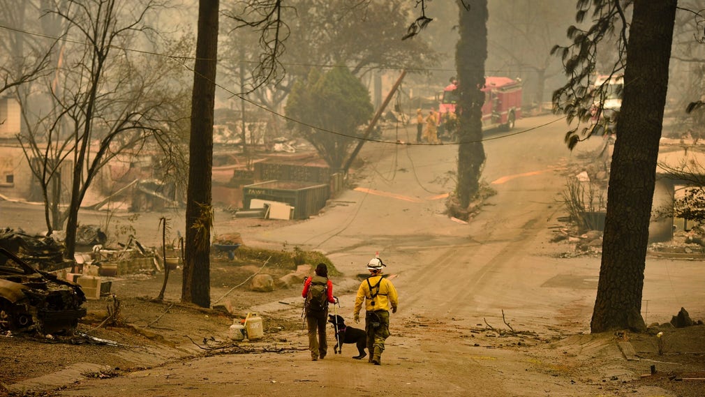 Räddningspersonal söker igenom sönderbrända hem i Paradise, den stad som drabbats hårdast av Campbranden.