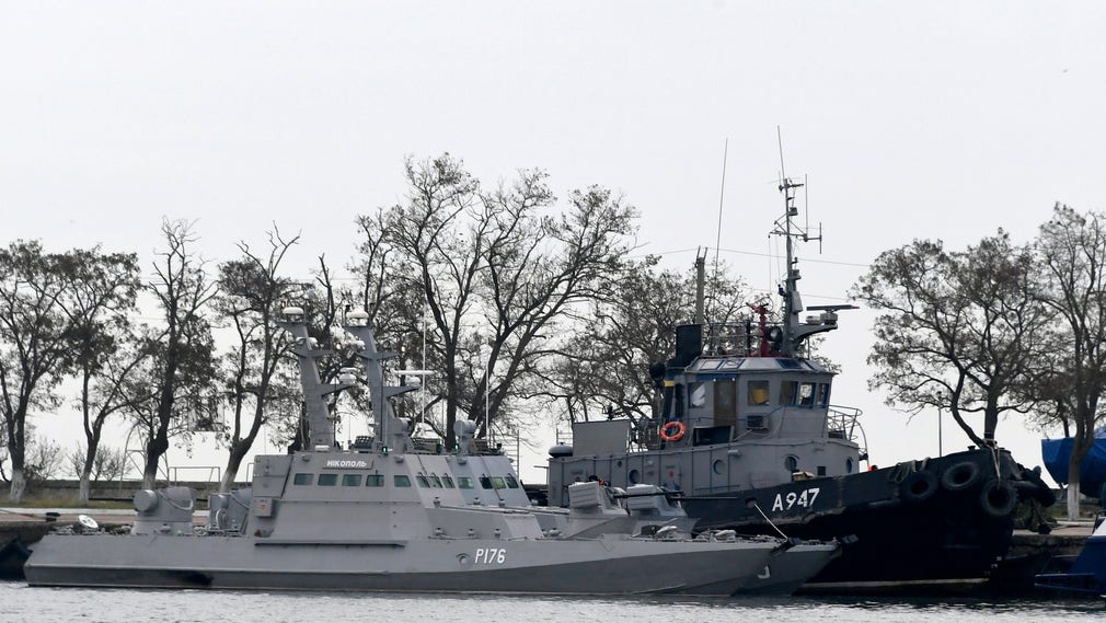 Tre ukrainska fartyg besköts och beslagtogs av ryska marinen.