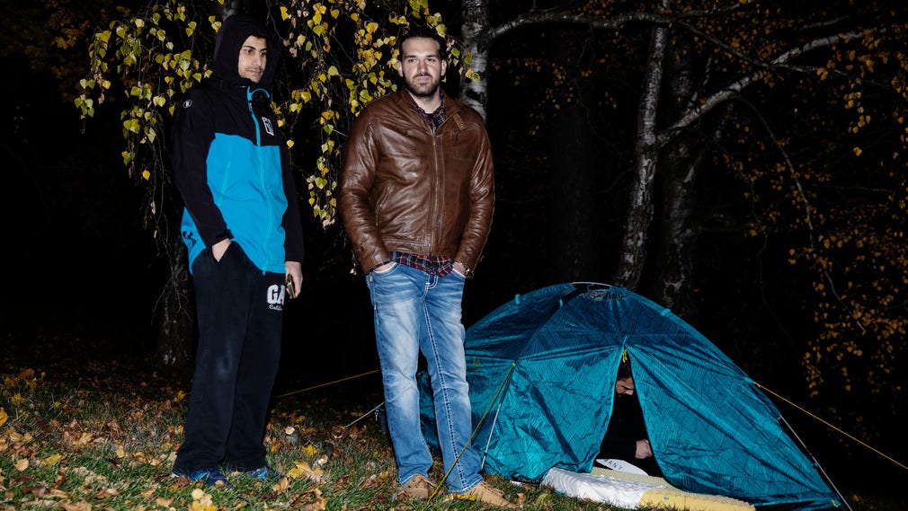 Josef Alheraki och Ahmad Wani är två av dem som fått sova i tält.