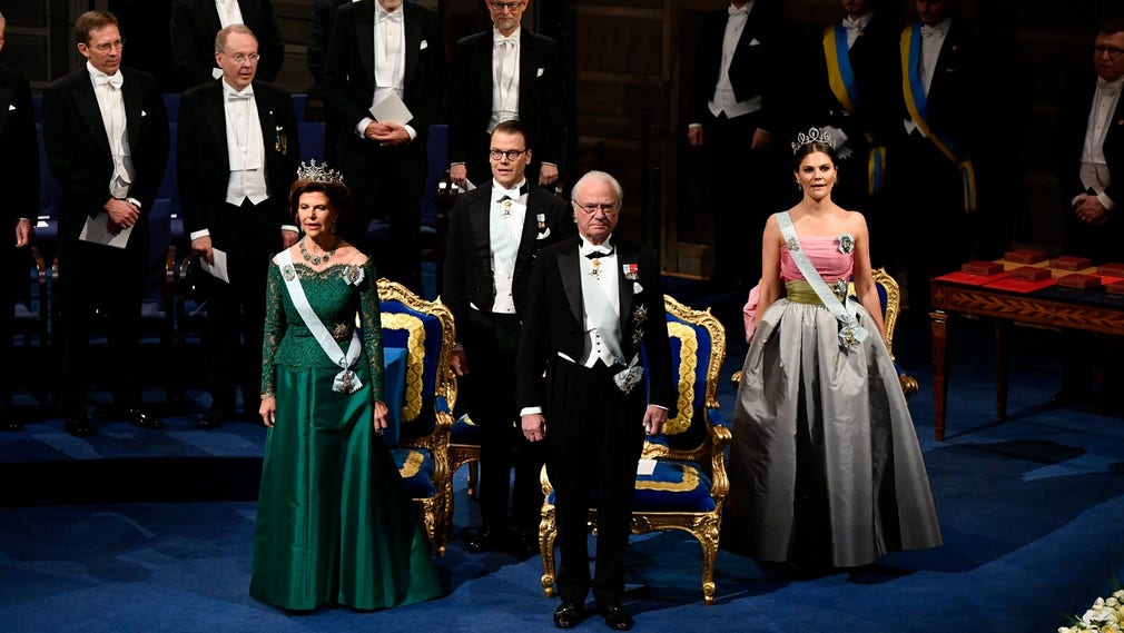 Kung Carl Gustaf, drottning Silvia, kronprinsessan Victoria och prins Daniel vid prisutdelningen.