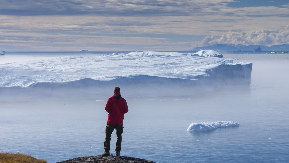 Smältande isberg på Grönland. William Nordhaus har räknat på hur mycket Grönlandsisen är värd.