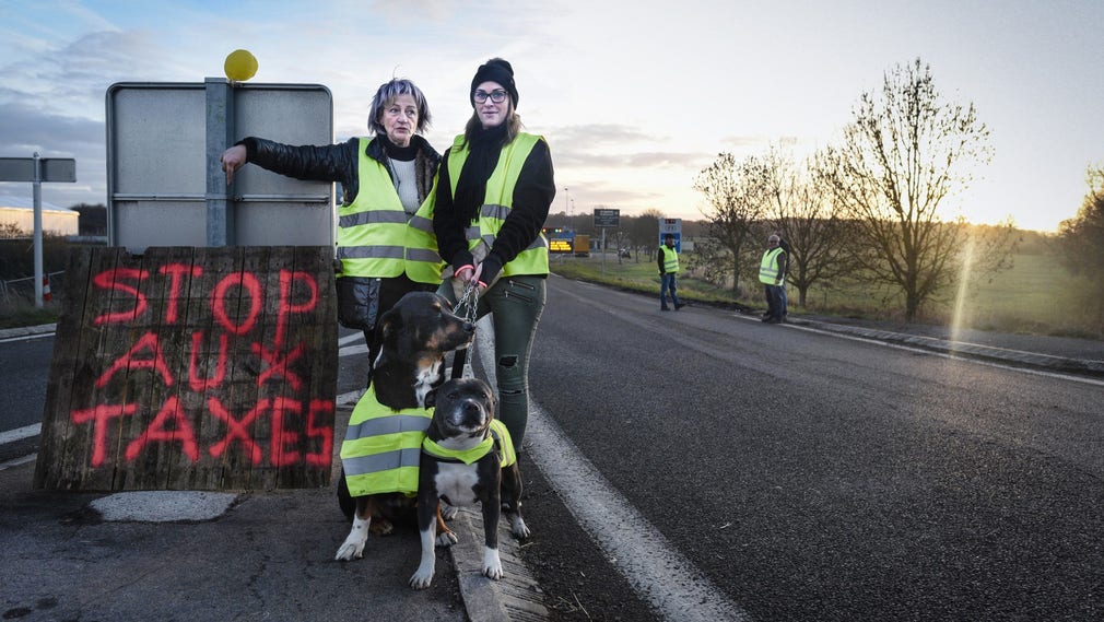 Floriane Borglevens (till höger) och hennes mamma Martine protesterar mot den planerade höjningen av bränsleskatter i Frankrike, som efter omfattande demonstrationer nu skjutits upp från den 1 januari 2019 till halvårsskiftet.