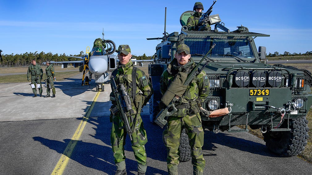 Soldater framför stridsflygplanet JAS 39 Gripen i Visby.