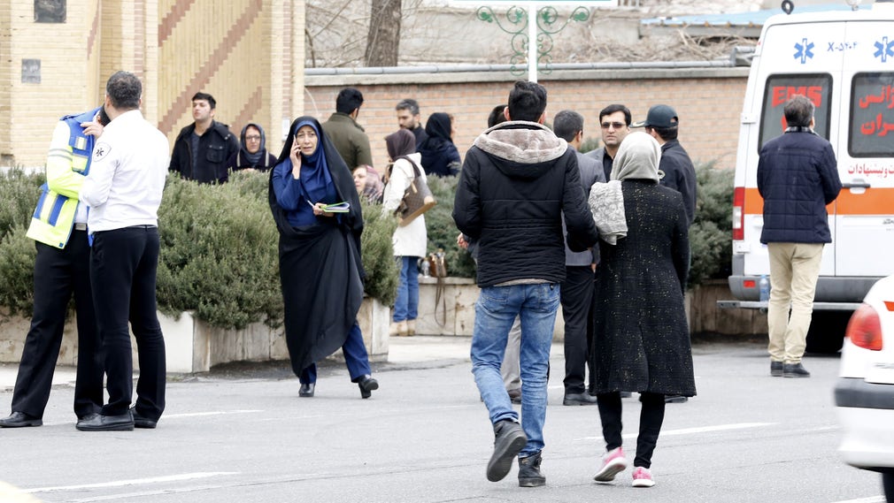 Anhöriga till passagerarna samlas i Teheran för att invända besked.