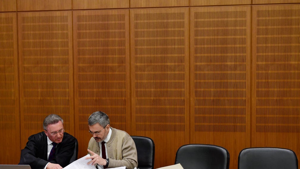 Advokaten Joachim Bremer och John Ausonius i rättssalen i Frankfurt den 13 december förra året.