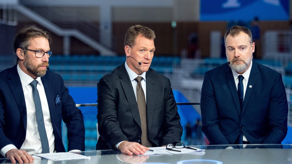 ”Peter Forsberg och Calle Johansson var en befrielse när de vågade skapa lite dålig stämning i studion med förbundskapten Rikard Grönborg”, skriver DN:s sport i tv-krönikör Johan Croneman.