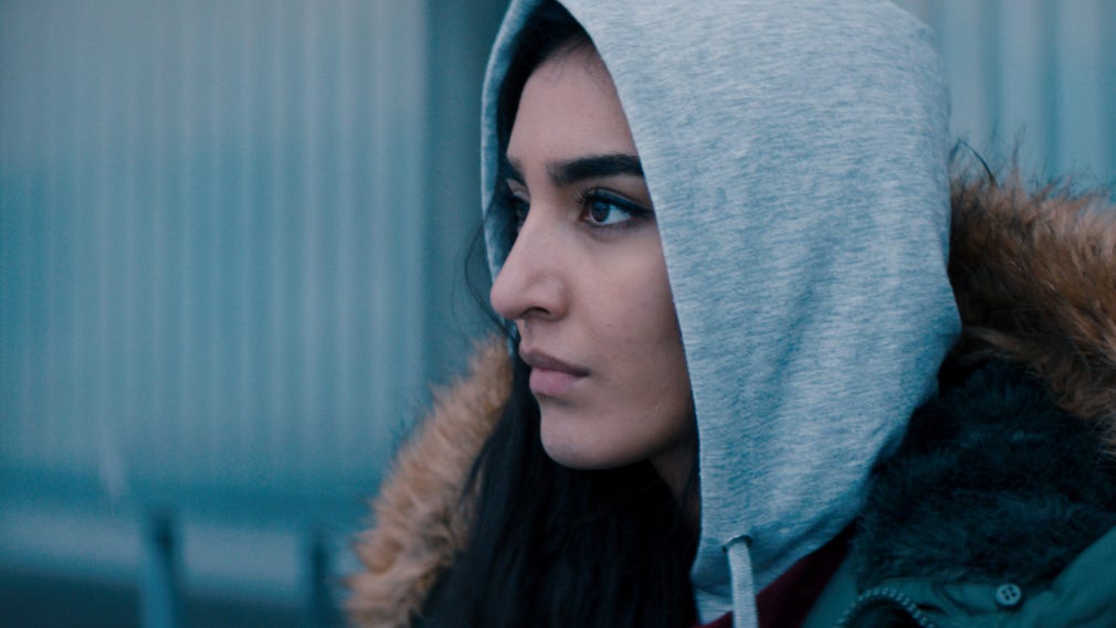 Långfilmen "Vad ska folk säga" skildrar hur 16-åriga Nishas (Maria Mozhdah) värld samman när hon blir påkommen av sin far (Adil Hussain) med sin pojkvän på rummet.