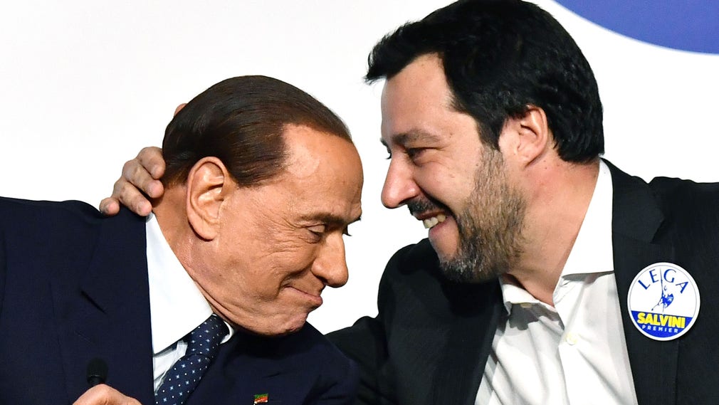 Högerextrema Legas partiledare Matteo Salvini (höger) tar ett nappatag om Forza Italias ledare Silvio Berlusconis nacke under en gemensam presskonferens i Rom den 1 mars 2018.