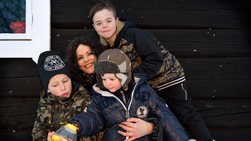 Marita Hammervold fick sitt tredje barn när hon var 46 år. Hon bor med sambon Pär och barnen Edwin, Knut och Rey i ett svart timmerhus, fem kilometer norr om Järvsö.