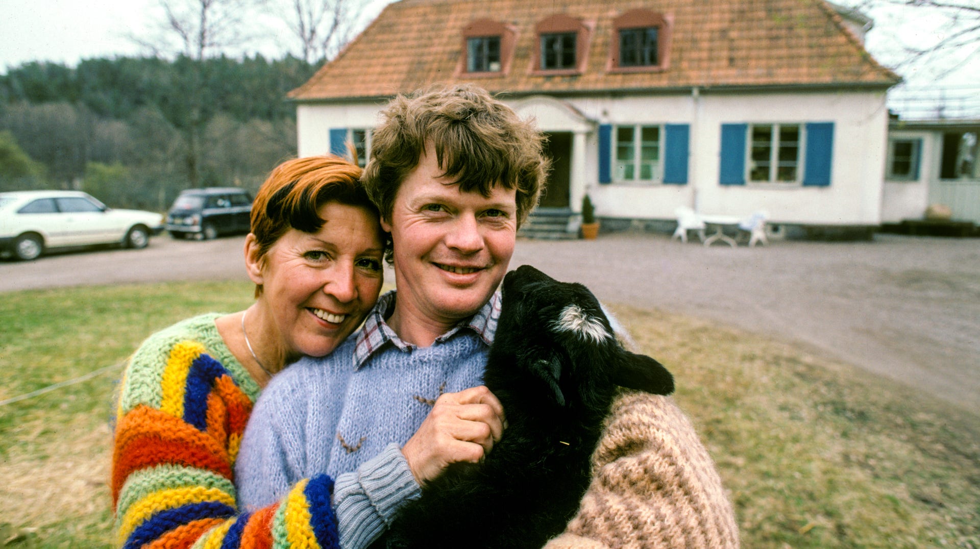 Kjerstin Dellert tillsammans med maken Nils-Åke Häggblom på deras gård utanför Sigtuna i maj 1982.