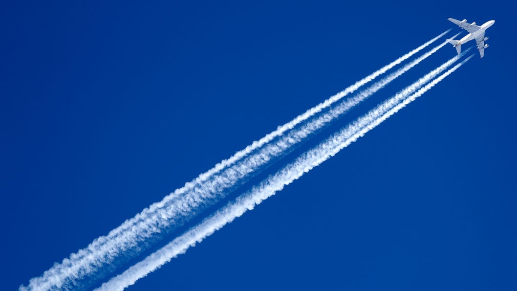 Effekten av flygets höghöjdsutsläpp är osäker, men bästa tillgängliga vetenskapliga underlag pekar på att de i ett hundraårsperspektiv ger en nästan lika stor klimatpåverkan som flygets koldioxidutsläpp från bränsleanvändningen, skriver artikelförfattarna.
